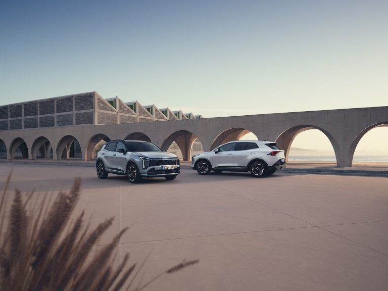 kia-sportage-hev-gtl-ice-bl-my26_BS_DoublePackshot_sRGB-1920x1440